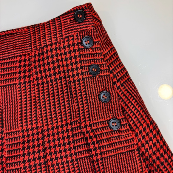 🔥3 for $21- H&M Red Plaid Mini Skirt with Side Buttons - Picture 3 of 7